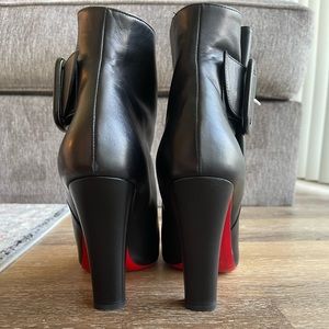Gently worn Corsairitta 100 Leather Ankle Heel Booties in Soft black leather